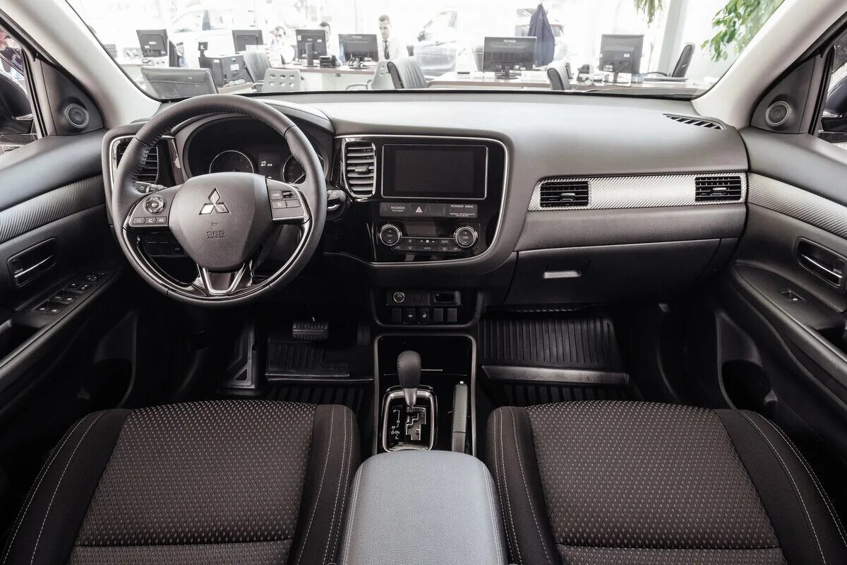 Mitsubishi outlander 3 поколение 3 рестайлинг. Mitsubishi outlander iii рестайлинг 3 салон. сколько ходит аутлендер 3. Mitsubishi outlander iii рестайлинг 3. Mitsubishi outlander 2013 интерьер.