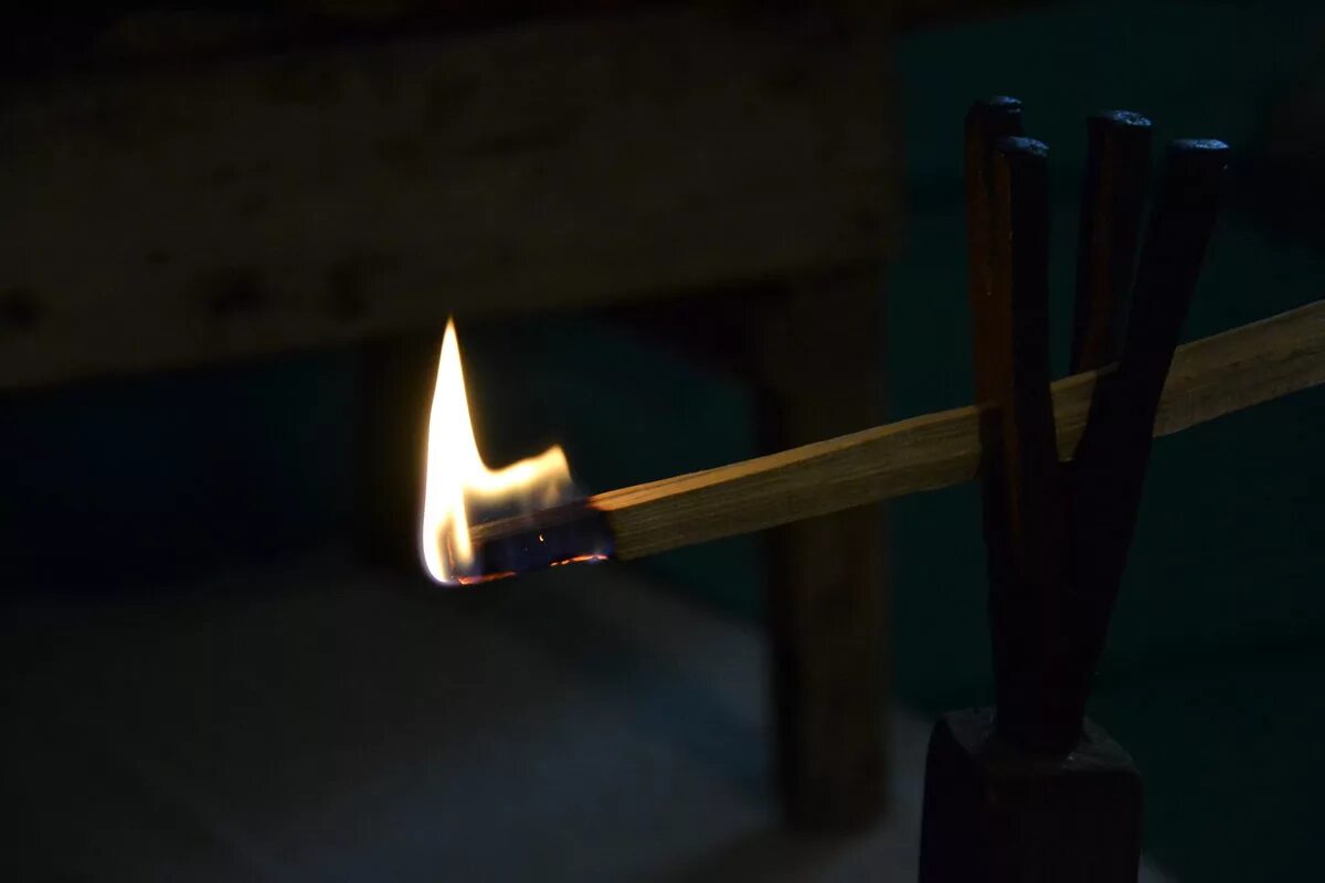 Дед зажег серную спичку осветив синим. Горение спички. Горящая спичка. Спичка. Горение спички.