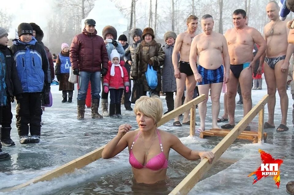 Купание в проруби иностранцы. Лукашенко в проруби. Магадан крещенские купания. Крещение руси прорубь. Крещенские купания.