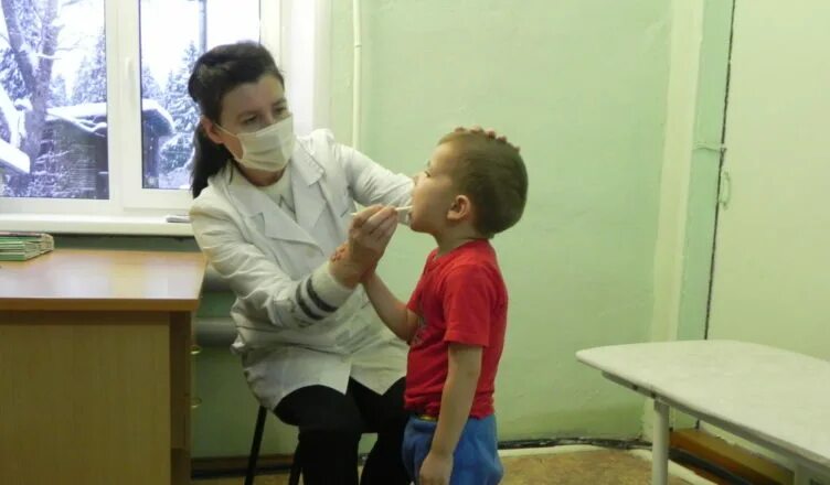 школьники на прививке в мед кабинете. больницах детских образовательных учреждениях. интерьер вестибюля школы. школьная медсестра. осмотр детей в детском саду утром.