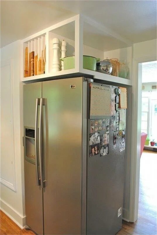 Как можно закрыть холодильник. Холодильник в интерьере. Кухонный шкаф над холодильником. Холодильник в шкафу. Кухня с большим холодильником.