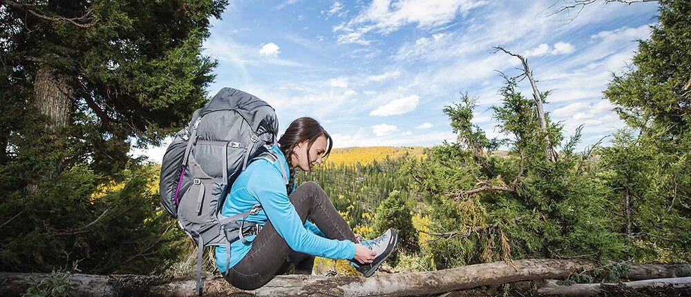 красивые девушки туристы. экипировка для треккинга и хайкинга. рюкзак для похода. Regatta реклама. рюкзак путешественника.