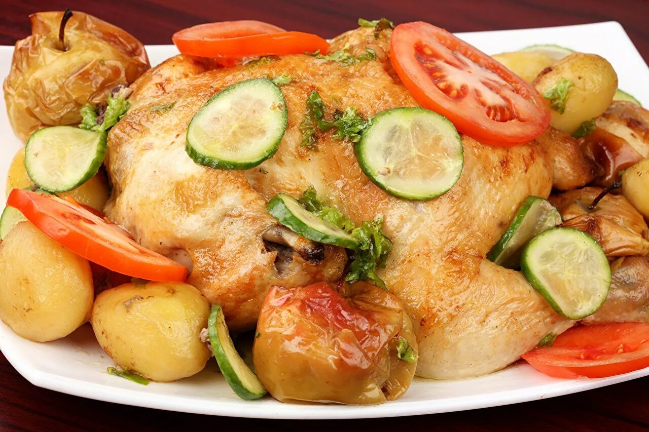 Блюда из курицы на стол. Курица с овощами. Курица запеченная с овощами. Жареная курица с овощами. Курица с картошкой и овощами.