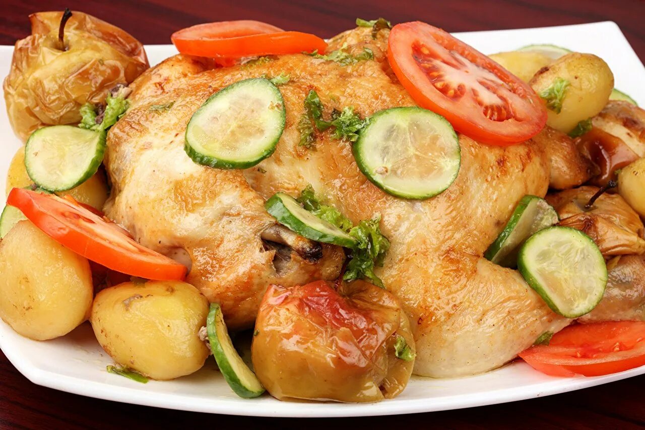 Куриные грудки с картошкой и овощами. Курица с овощами. жареная курица с овощами. курочка с овощами. запеченная курица с картошкой.