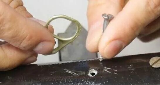 Вывернуть винт с сорванным шлицем. Выкрутить сорванный винт. Как выкрутить болт без отвертки. Отвертка для саморезов. Выкрутить винт звездочку без отвертки.