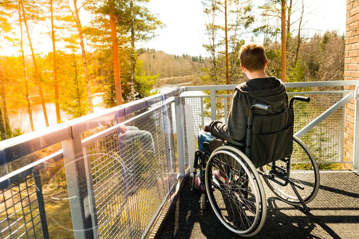 Мужчина опекун. Человек в инвалидной коляске. Инвалиды на природе. Инвалидная коляска на природе. Балкон для инвалида.