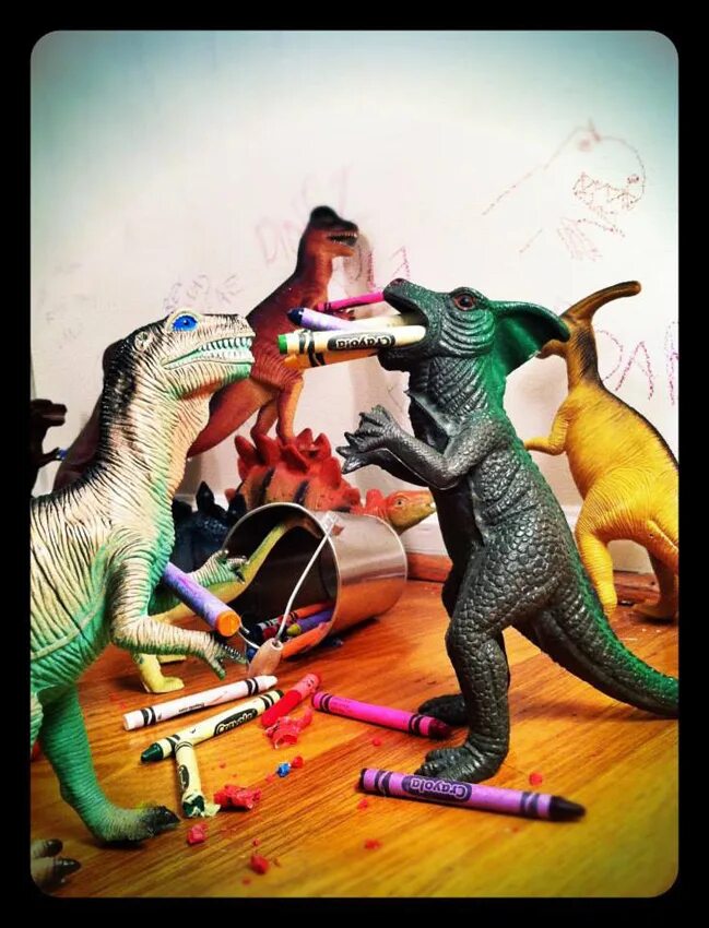 Где оживают игрушки. Смешные динозавры. Динозавр прикол. Туса динозавров. Динозавр бухает.