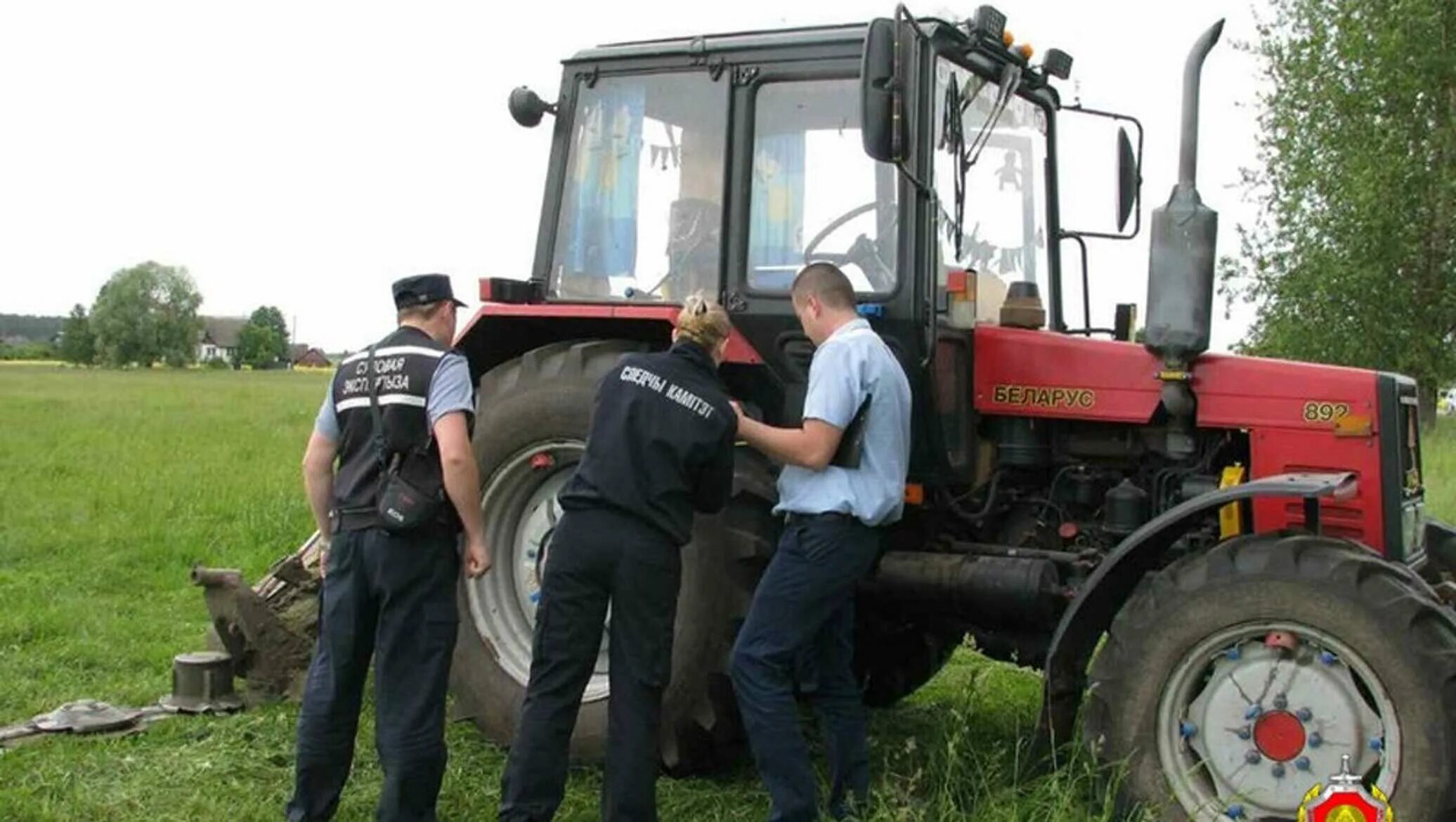 Трактор косит. Трактор косит траву. Трактор Беларусь косит траву.