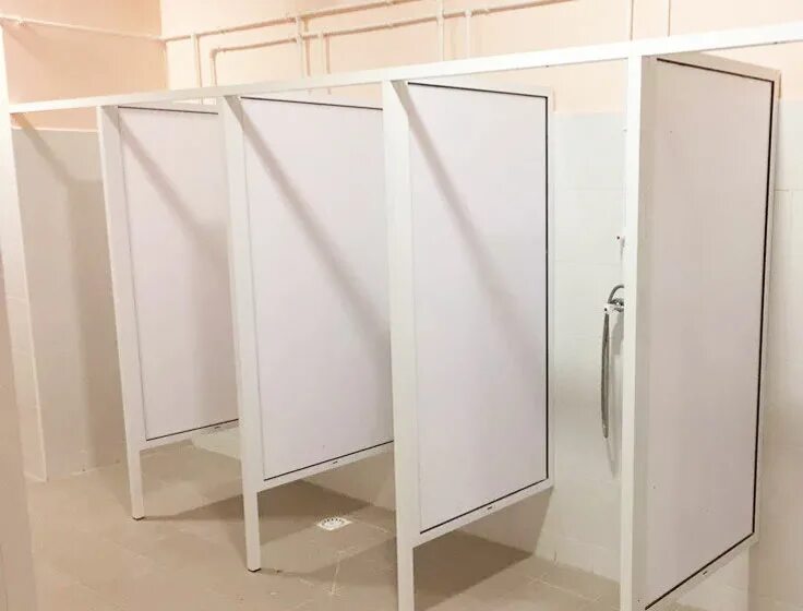 Пластиковые душевые перегородки. Кабинки из пластика. Профиль туалетные перегородки hpl. Сантехнические перегородки евростиль. Душевая кабина из пластика.
