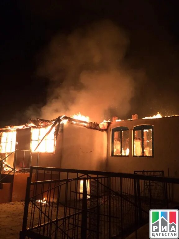 Когда школа горит. Школа горит мем. Что будет если сгорит школа. Школа горит. Сгоревшая школа.