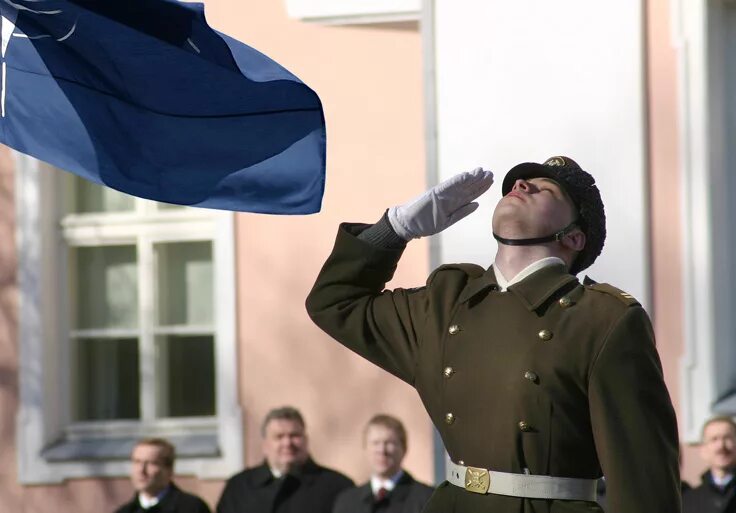 Солдат отдает честь. Военный отдает честь. Отдать честь. Воинское Приветствие.