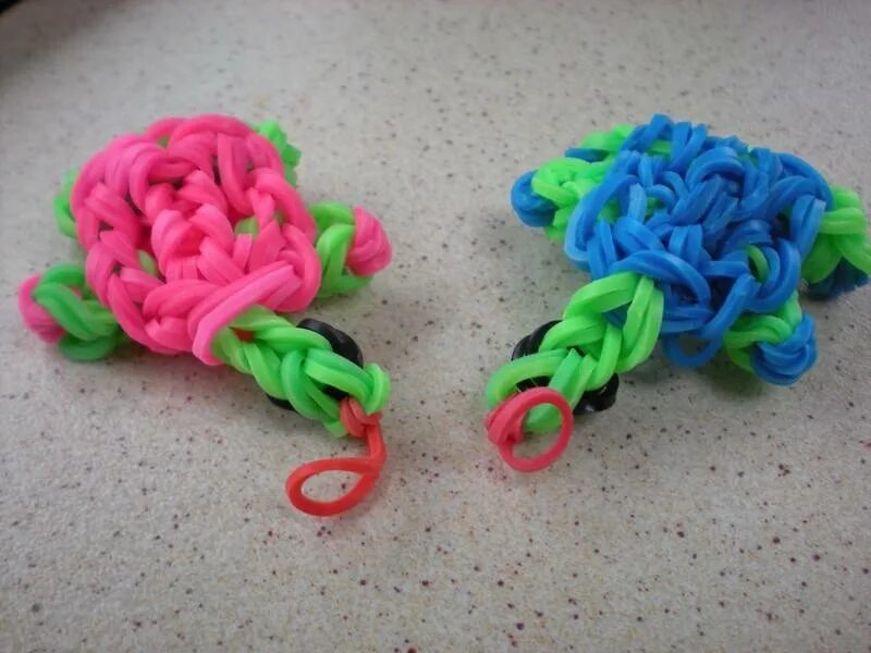 Резиночки Рейнбоу Лум фигурки. Фигурки из резинок Rainbow Loom. Плетение из резинок на рогатке фигурки. Плетеные игрушки из резинок.