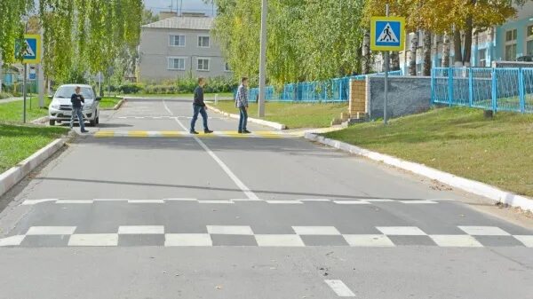 Пешеходный переход у школы. Пешеходный переход возле школы. Пешеходный переход Клинцы. Пешеходный переход Климовск.