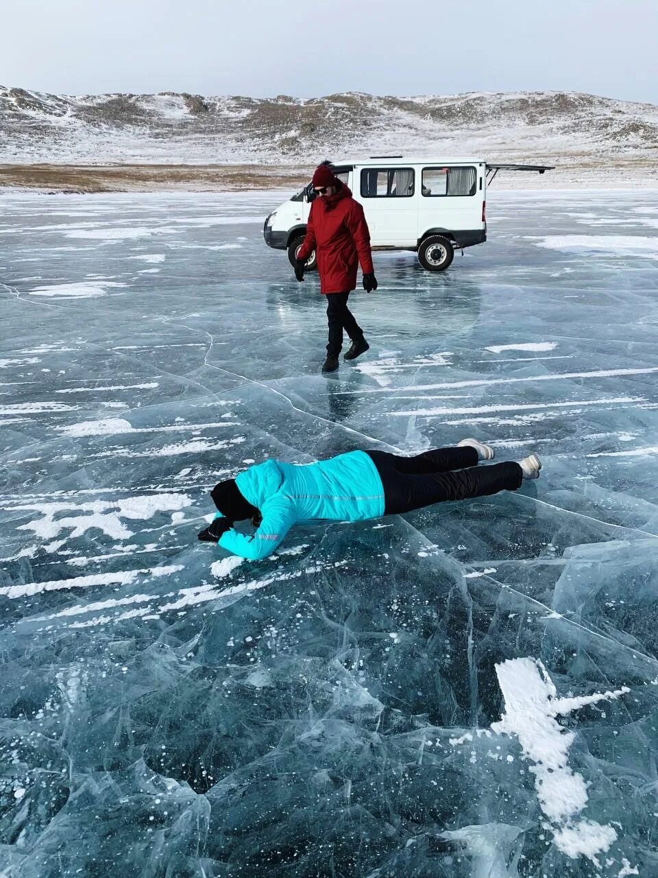 Когда будет лед по телевизору. Лед Байкала. Озеро Байкал лед. Байкал зимой. Зимний Байкал лед.