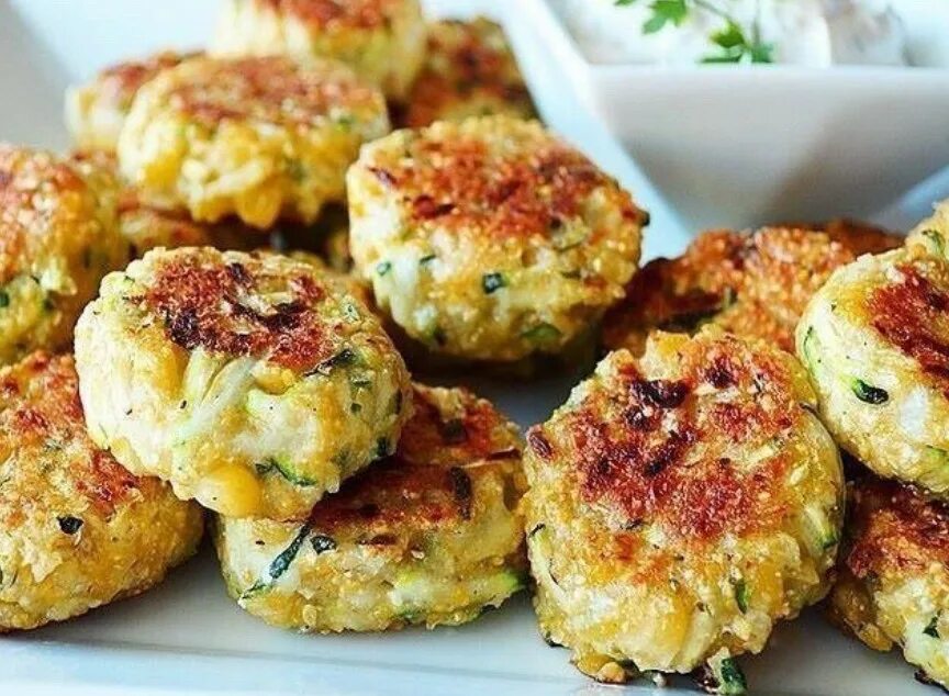 Рецепт котлет из кабачков и картофеля. Кабачковые котлеты. котлеты из цукини. овощные котлеты из кабачков. кукурузные котлеты.