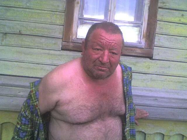 Толстый волосатый дед. Толстый русский мужчина.