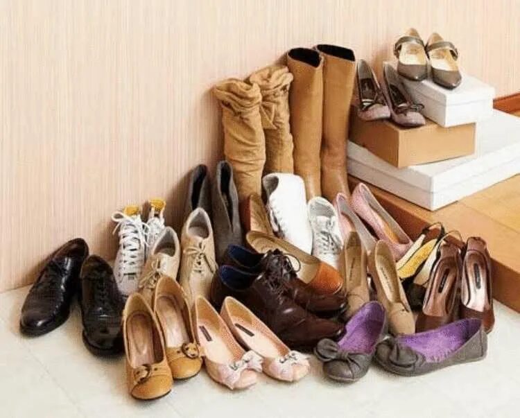 К чему снится обувь много. Куча обуви в прихожей. Обувь в коридоре беспорядок. Много обуви в прихожей. Женская обувь в прихожей.