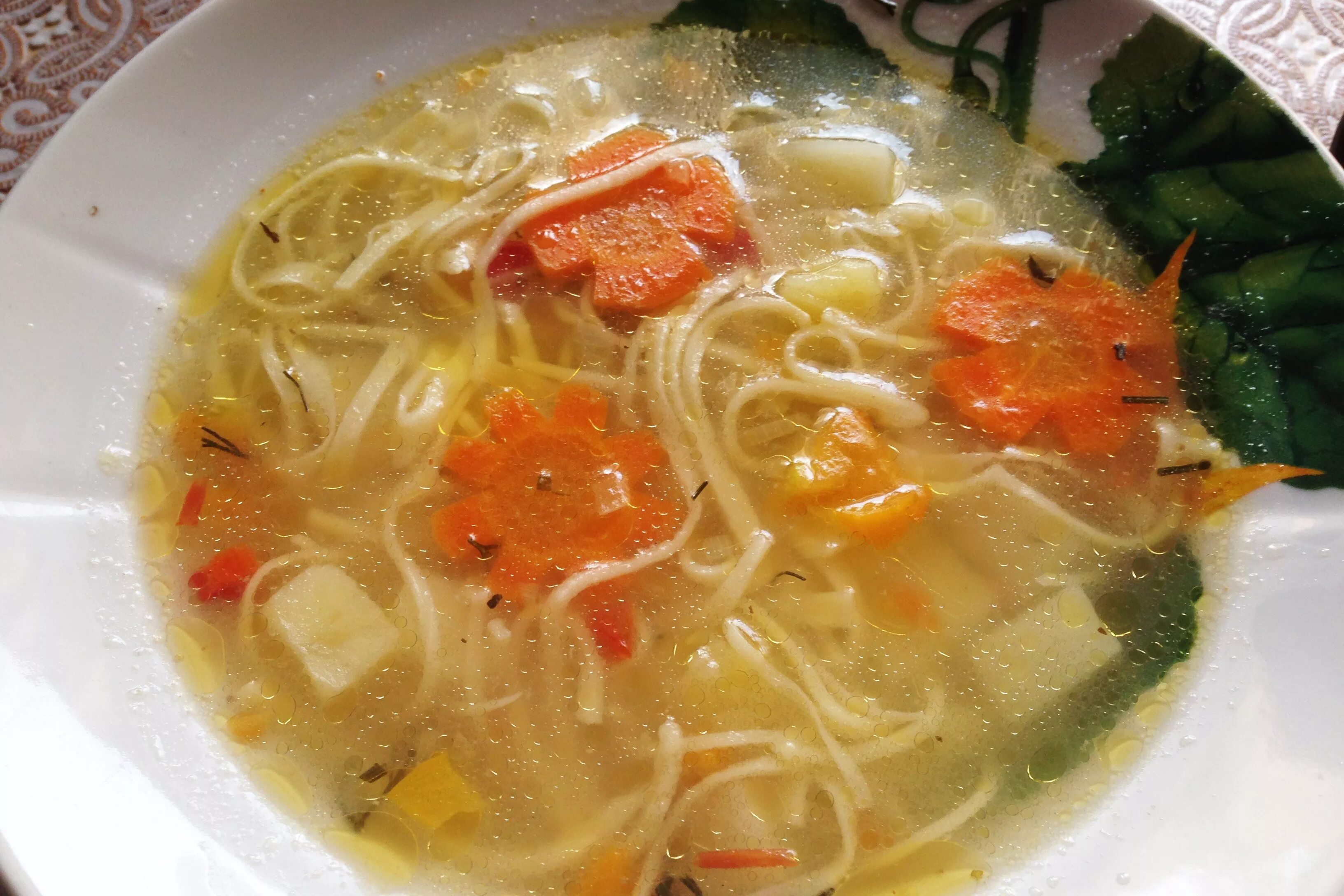 Домашняя лапша с курицей. Куриный суп с домашней лапшой. Суп-лапша с курицей. Куриный суп с лапшой. Лапша домашняя.