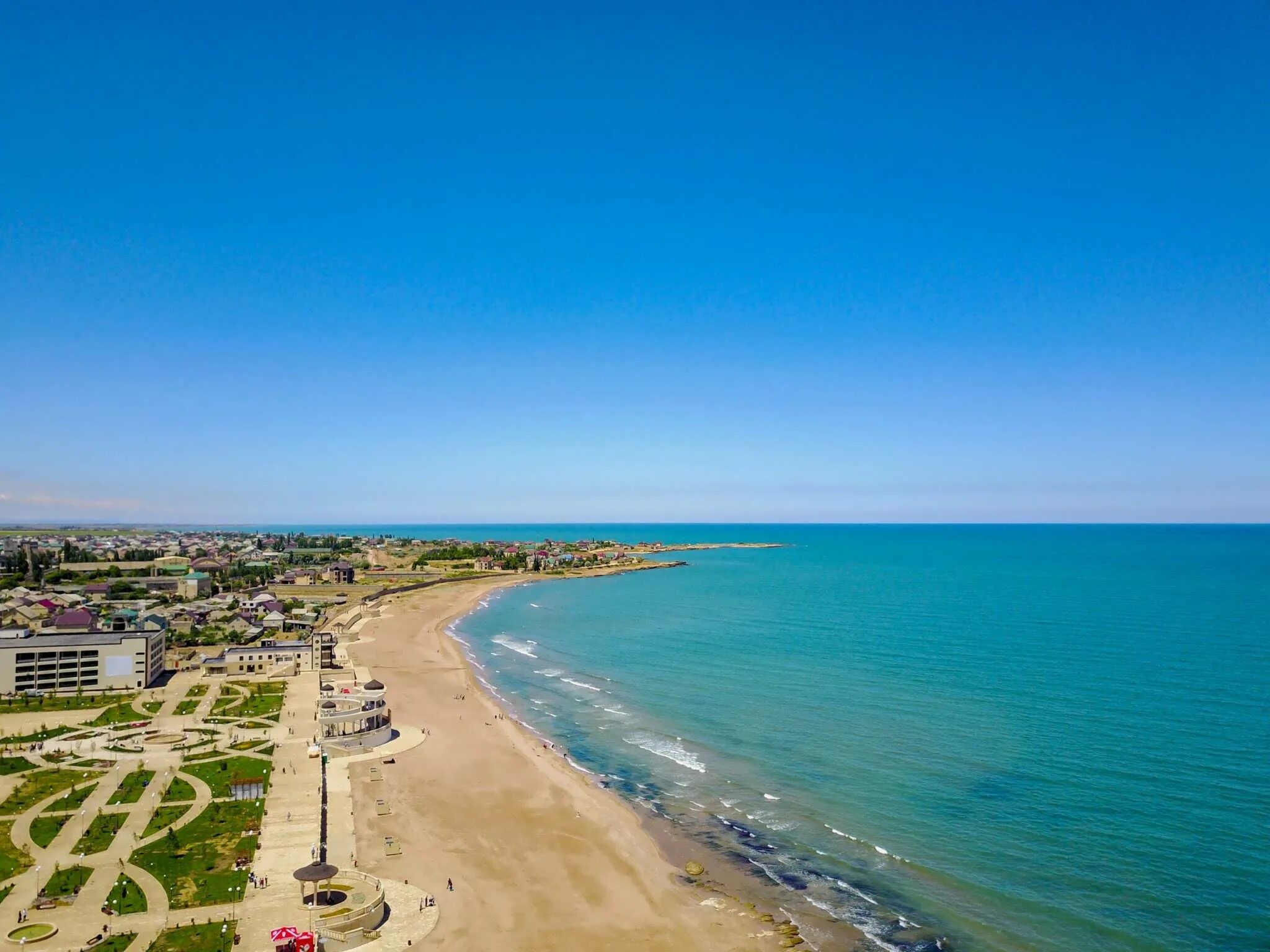 Дербент море. Каспийское море Дербент набережная. Каспийское море Дагестан Дербент. Берег Каспийского моря Дербент. Тур отдых на каспийском море