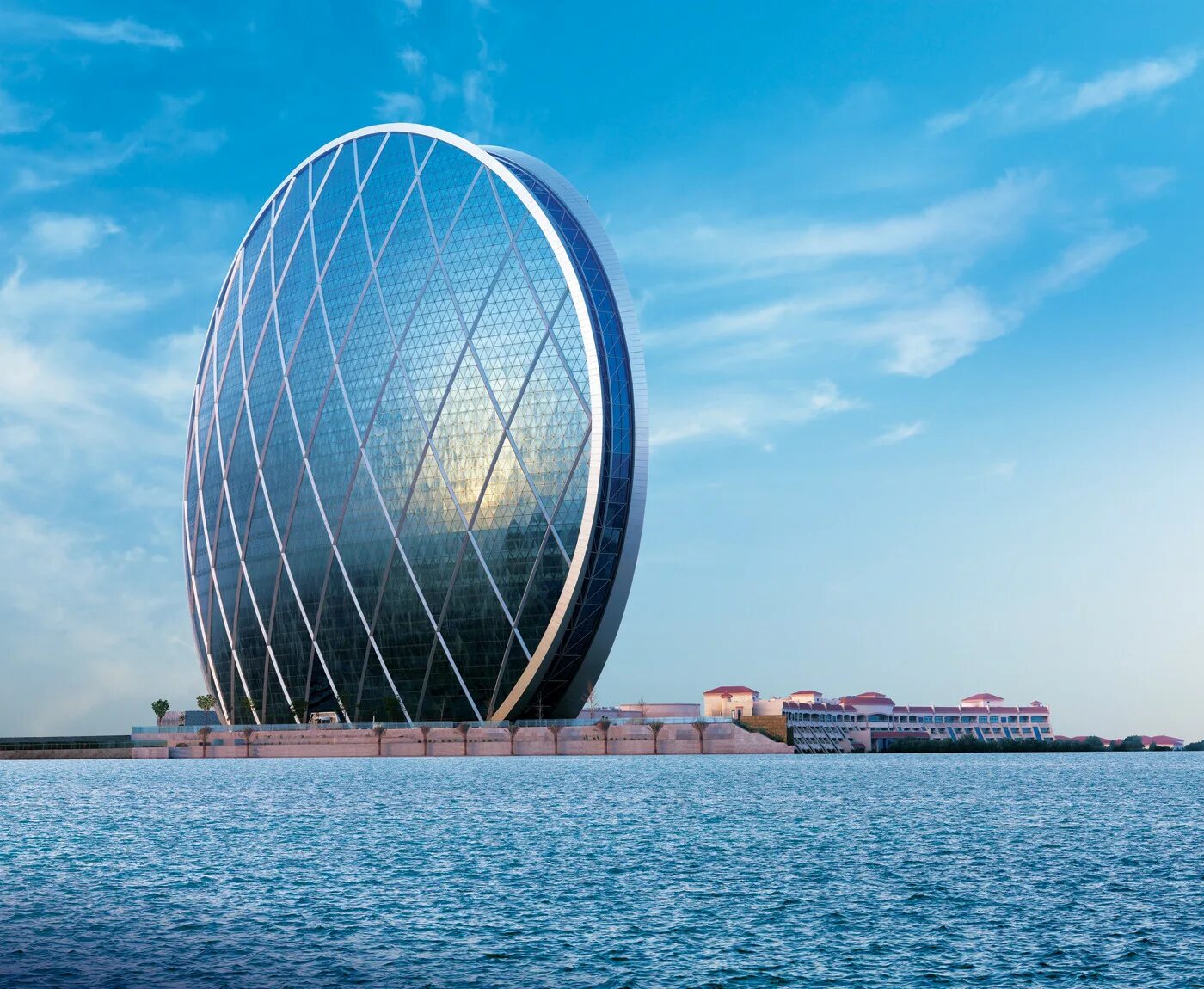 Кольцевое здание. Небоскреб «Aldar hq” в Абу Даби. Абу Даби круглое здание. Aldar Headquarters building (Абу-Даби, ОАЭ, 2010). Круговой небоскреб в Абу Даби.