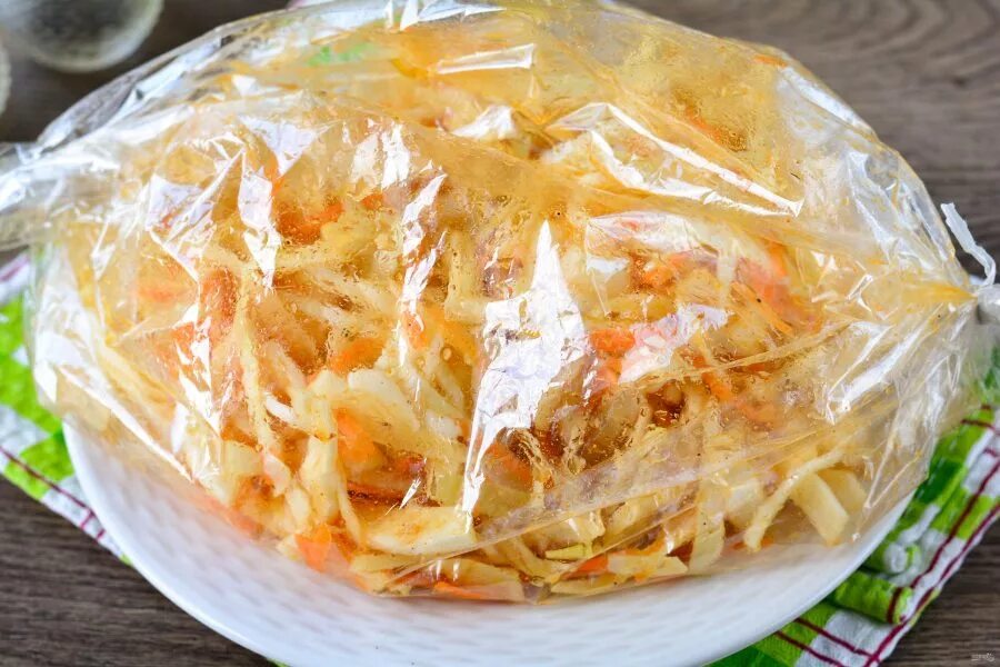 Запеченная капуста кусками в духовке рецепт. Капуста в духовке в пакете. белокочанная капуста в духовке. капуста в пакете для запекания в духовке. гарнир из капусты белокочанной.