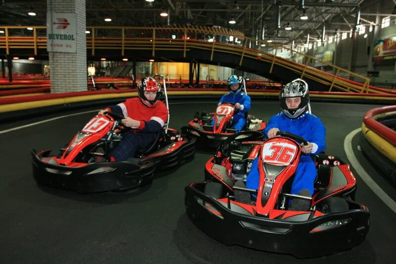 Как называется где катаются на машине. Сочи парк картодром. Как называется где катаются на машине. Аттракцион машинки электрические. Картинг развлечение.