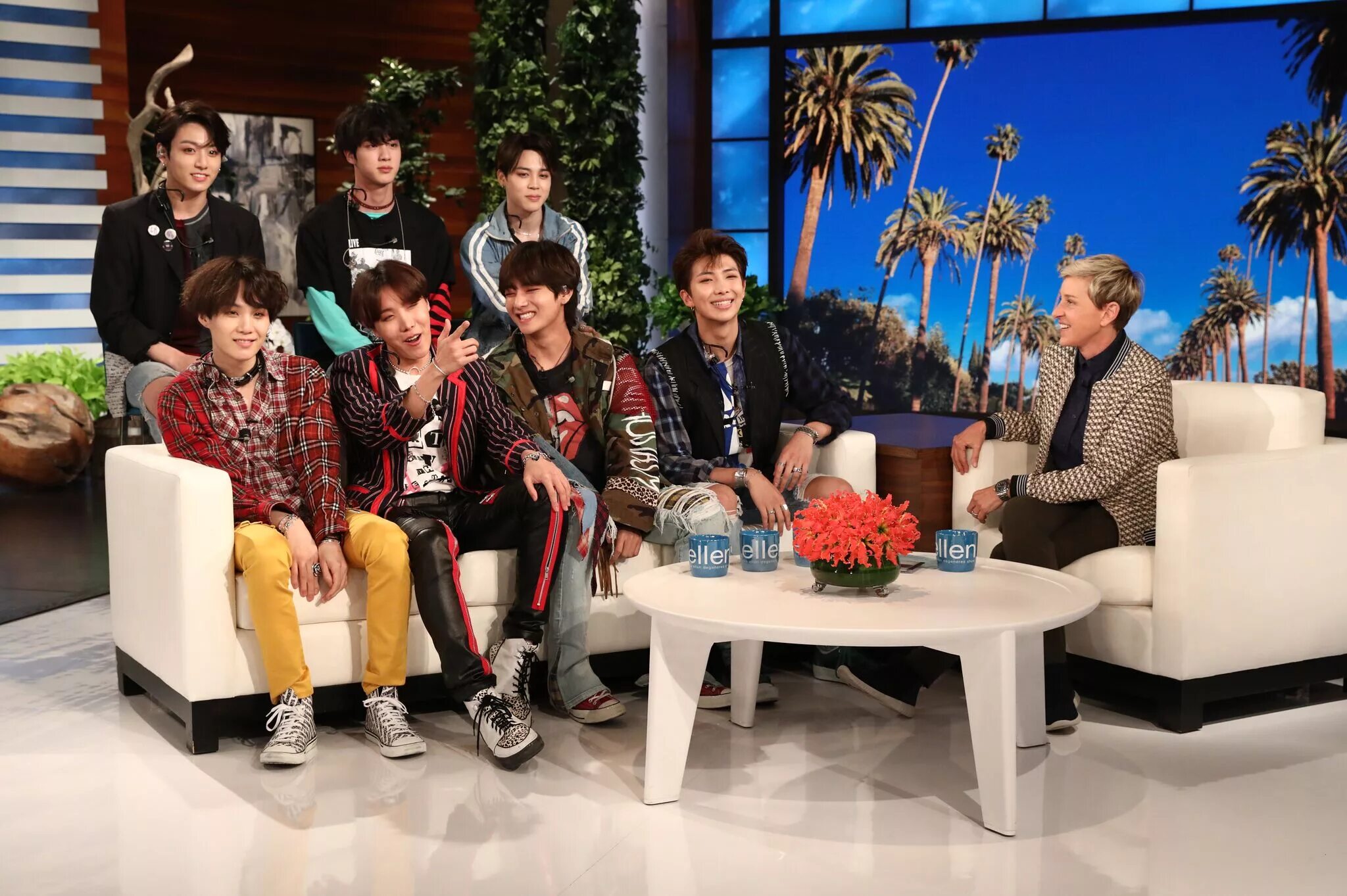 Бтс в америке. БТС на шоу Эллен. Эллен ДЕДЖЕНЕРЕС И БТС. The Ellen DEGENERES show BTS. Эллен ДЕДЖЕНЕРЕС ведёт шоу БТС.