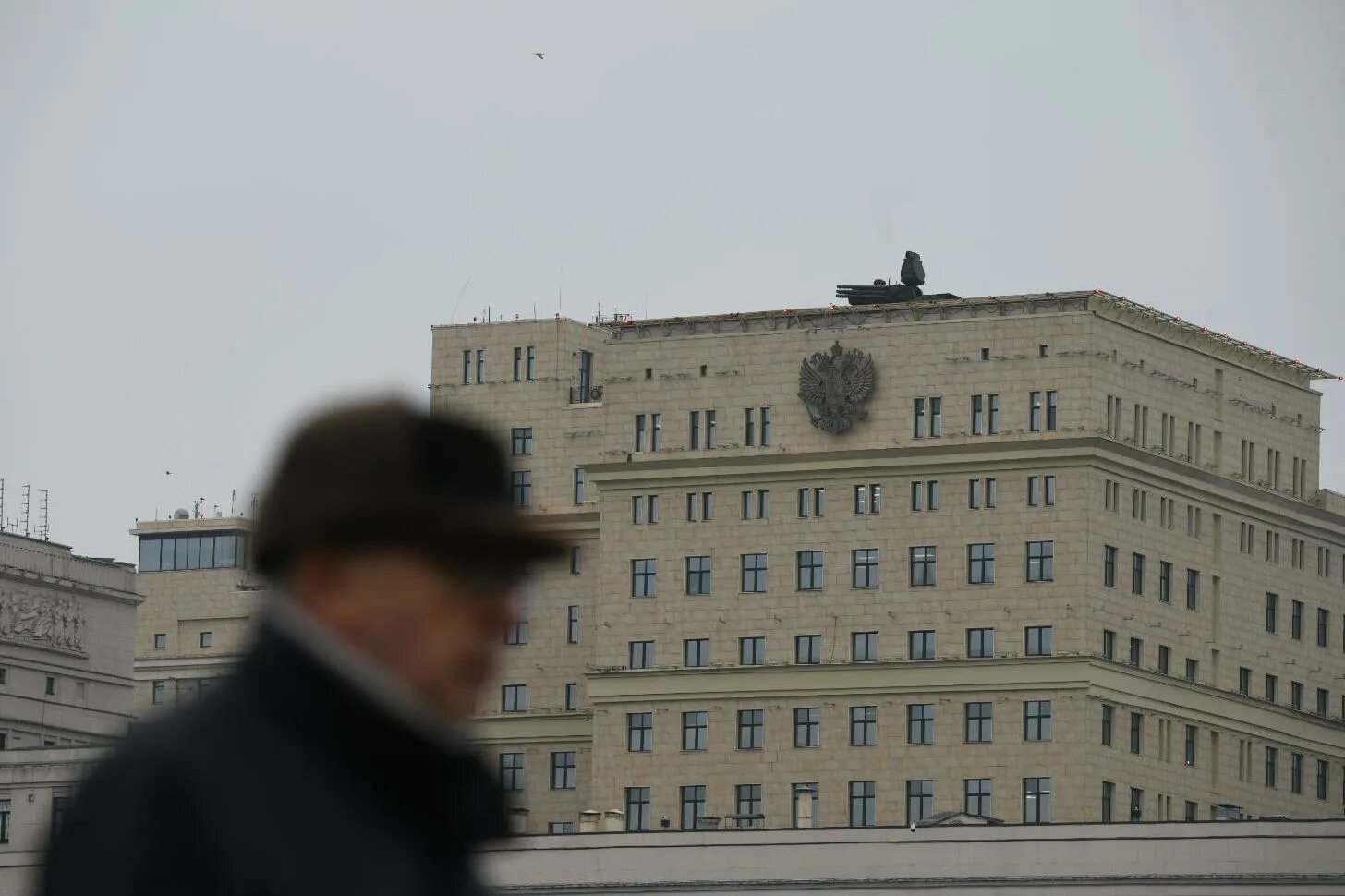 Над москвой устанавливают. Над москвой устанавливают. Что летает в москве над мкадом. Щит над москвой первый. Гроза над городом солнце в спину.