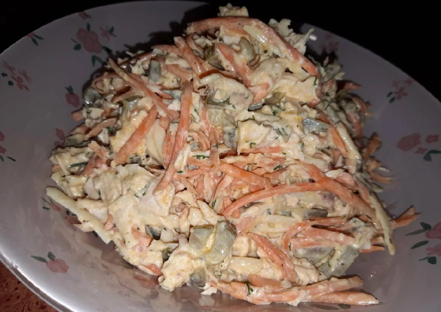 Салат с морковкой по корейски. Салат с лисичками сверху. Салат лисичка с корейской морковкой. Салат с курицей и лисичками рецепт. Салат с корейской морковкой.