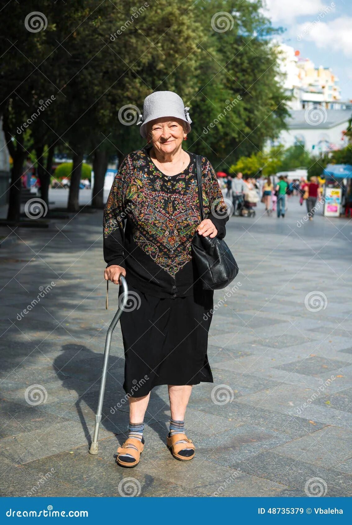 Бабушка в полный рост. Пожилая женщина с палочкой. Бабушка идет. Бабушка с тростью. Бабуля с тросточкой.