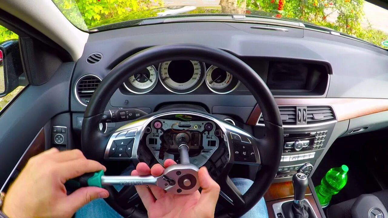 Как снять значок с подушки руля мерседес w220 - YouTube