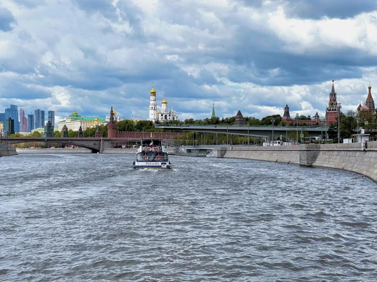 Большая река в москве. Москва набережная Москва реки парк Горького. Пречистенская набережная Москва вид с реки. Парк Горького река. Парк на набережной Москвы.