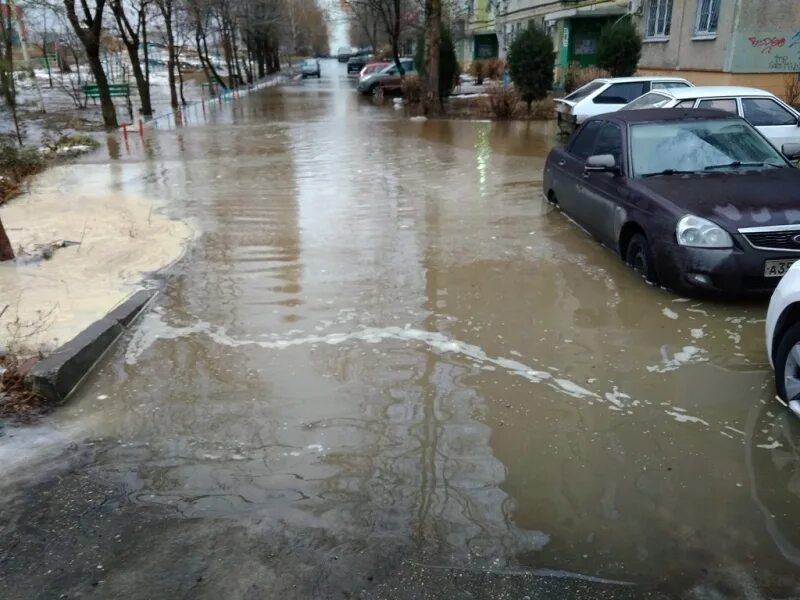 Тонущий автомобиль. Машина затоплена. Автомобиль и вода в шоке. Дождь в большом камне. Потоп машина.