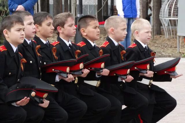 Тема кадета. Преображенский кадетский корпус левдиков. Форма кадетов. Кадетский корпус на вучетича. Кадеты фото.