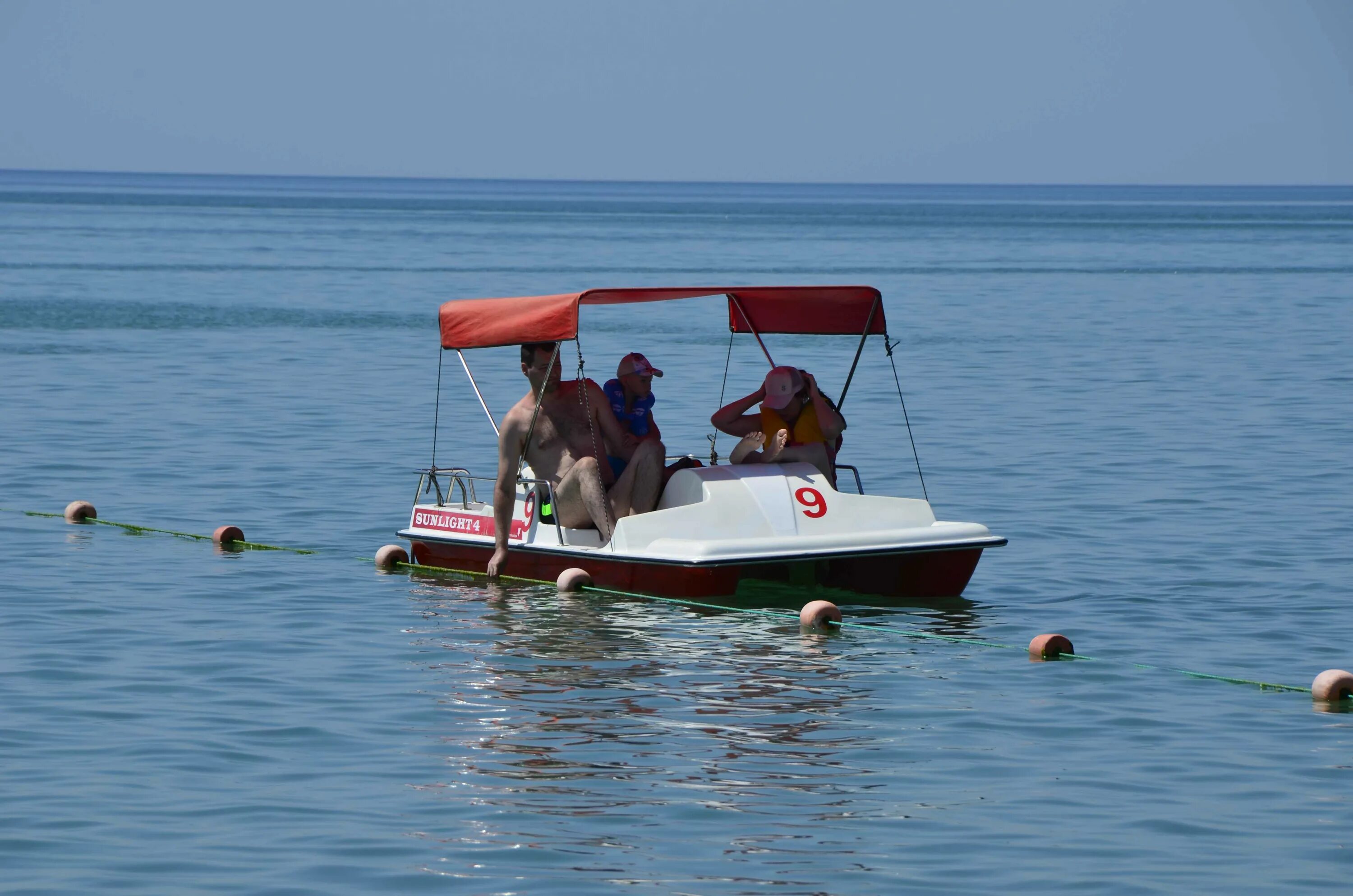 Можно ли в запрет плавать на лодке. Катамаран Анапа. Катамаран на пляже. Анапа пляж катамаран. Катамаран Витязево.