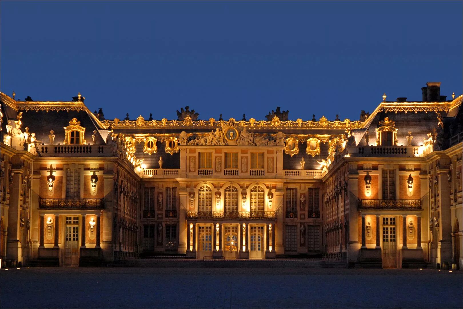 Chateau versailles. Версальский дворец Версаль Франция. Королевский двор Версальского дворца. Музей Версаль Франция. Версальный дворец во Франции.