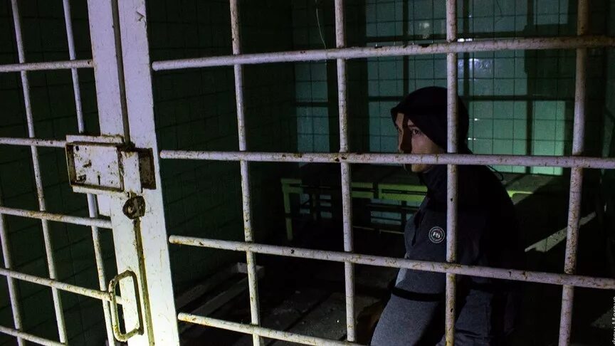 решетка клетка в кпз. решетка кпз. обезьянник в полиции это. комната для задержанных. где находится кпз.