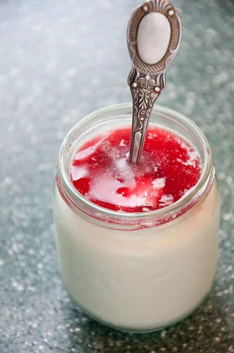 ленивая овсянка в банке. йогурт домашний и магазинный. баночки для домашнего йогурта. пудинг в баночке. рецепт йогурта в баночке.