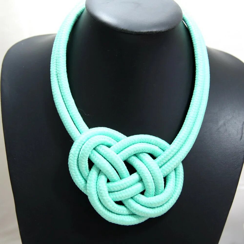 ожерелье из веревки. ожерелье из веревки. бусы из веревки. плетеное колье из шнура. ожерелье из шнурков.