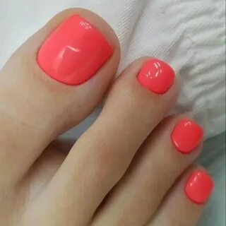 Коралловый цвет педикюр
