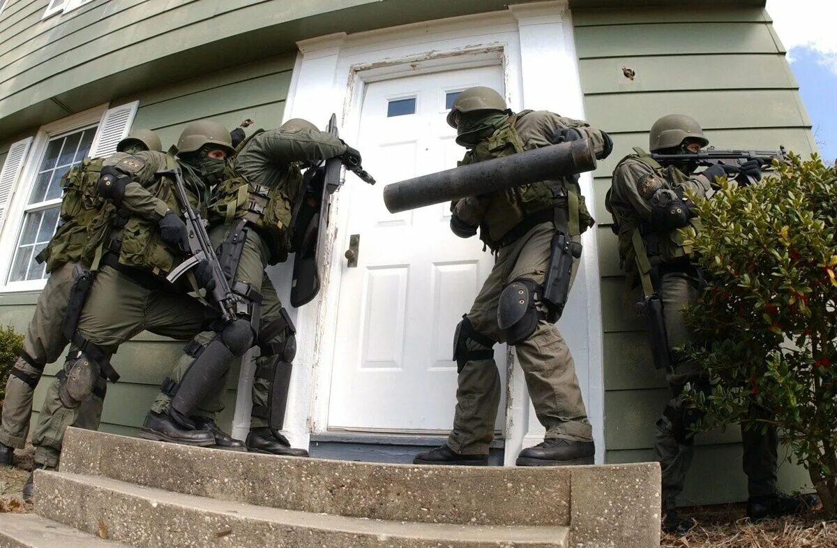 Захожу в здание. Захожу в здание. Двери зданий гта 5. Захожу в здание. Человек заходит в офис.