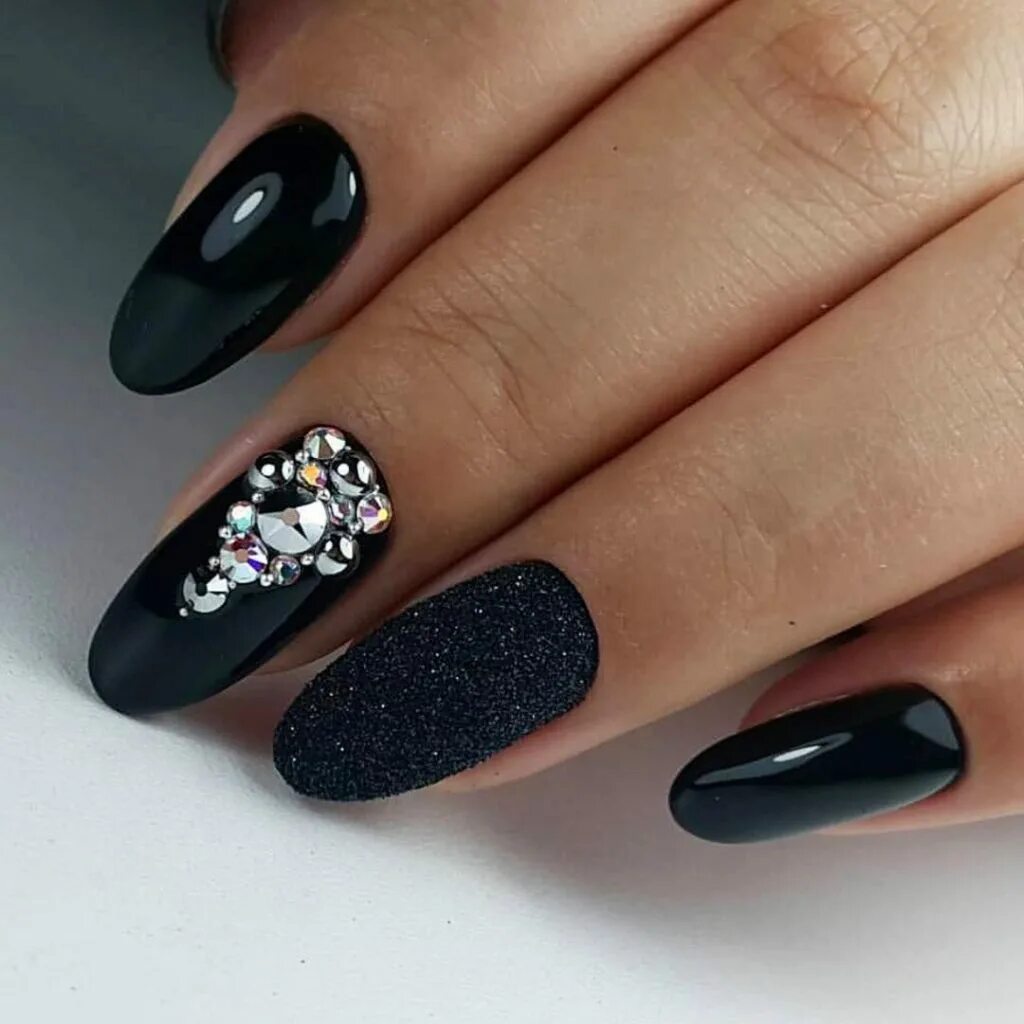 красивый черный маникюр. черный маникюр со стоазой. черный дизайн со стразами. шикарный черный маникюр. черный дизайн со стразами.