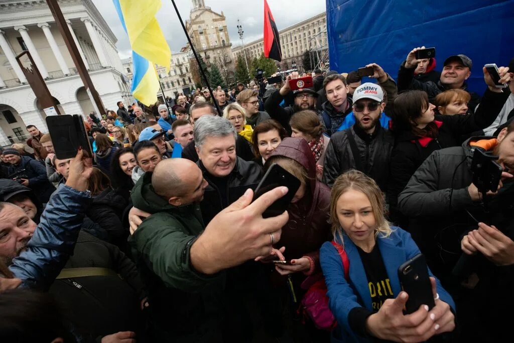 Что на Украине на сегодняшний день. Украинцы сейчас. Порошенко на Майдане 2019. Европейские Лидеры на Майдане 2014.