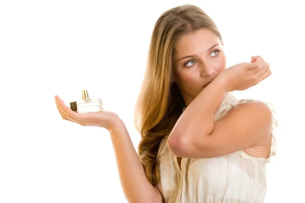 Парфюм для женщин. Девушка с парфюмом. Парфюмерия девушка. Женщина с парфюмом в руках.