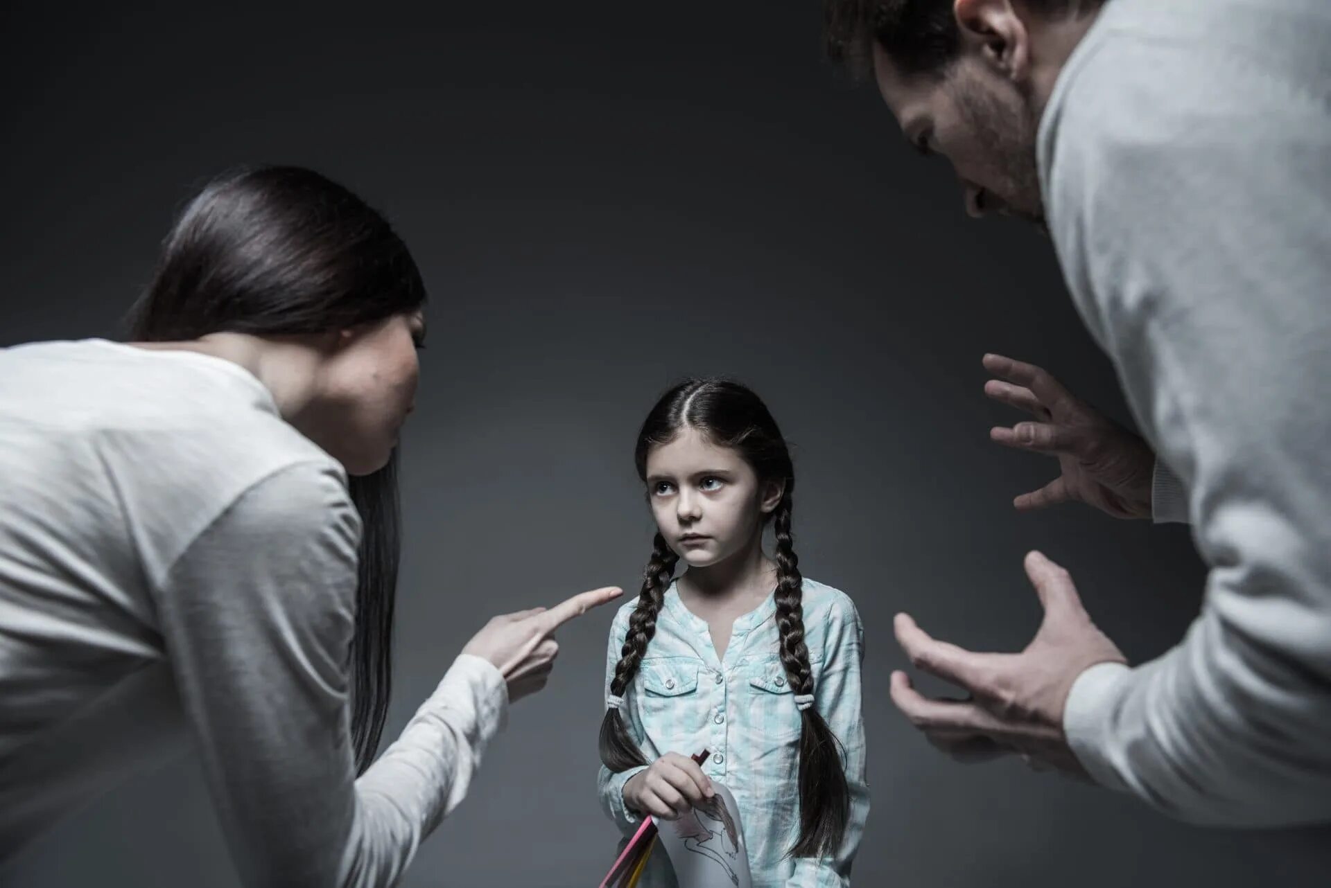 Воспитание человека психология. Психологическое насилие. Плохие отношения в семье. Несчастливая семья.