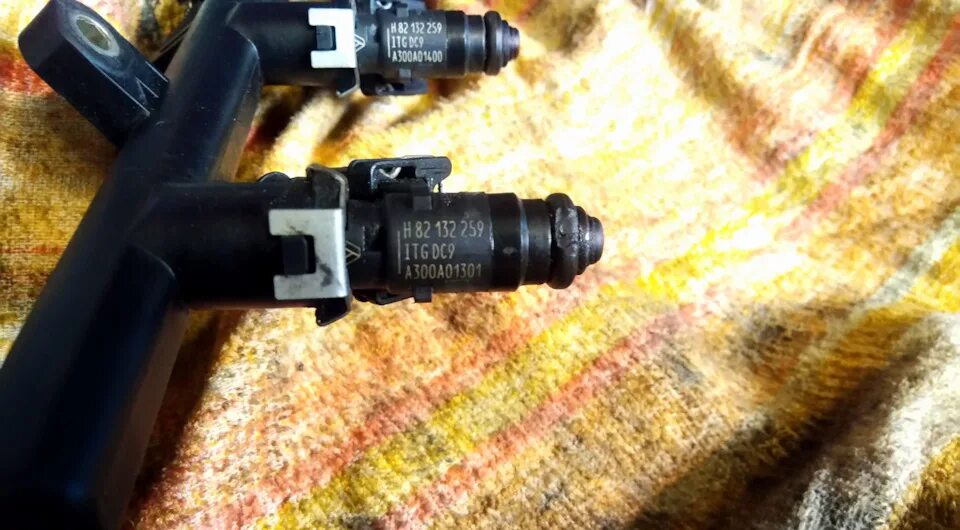 Масляные форсунки renault logan к7м. H82132259 форсунка. Масляные форсунки логан 1. Рено сценик 2 провода к форсунками дизель. Топливная форсунка рено логан 1.