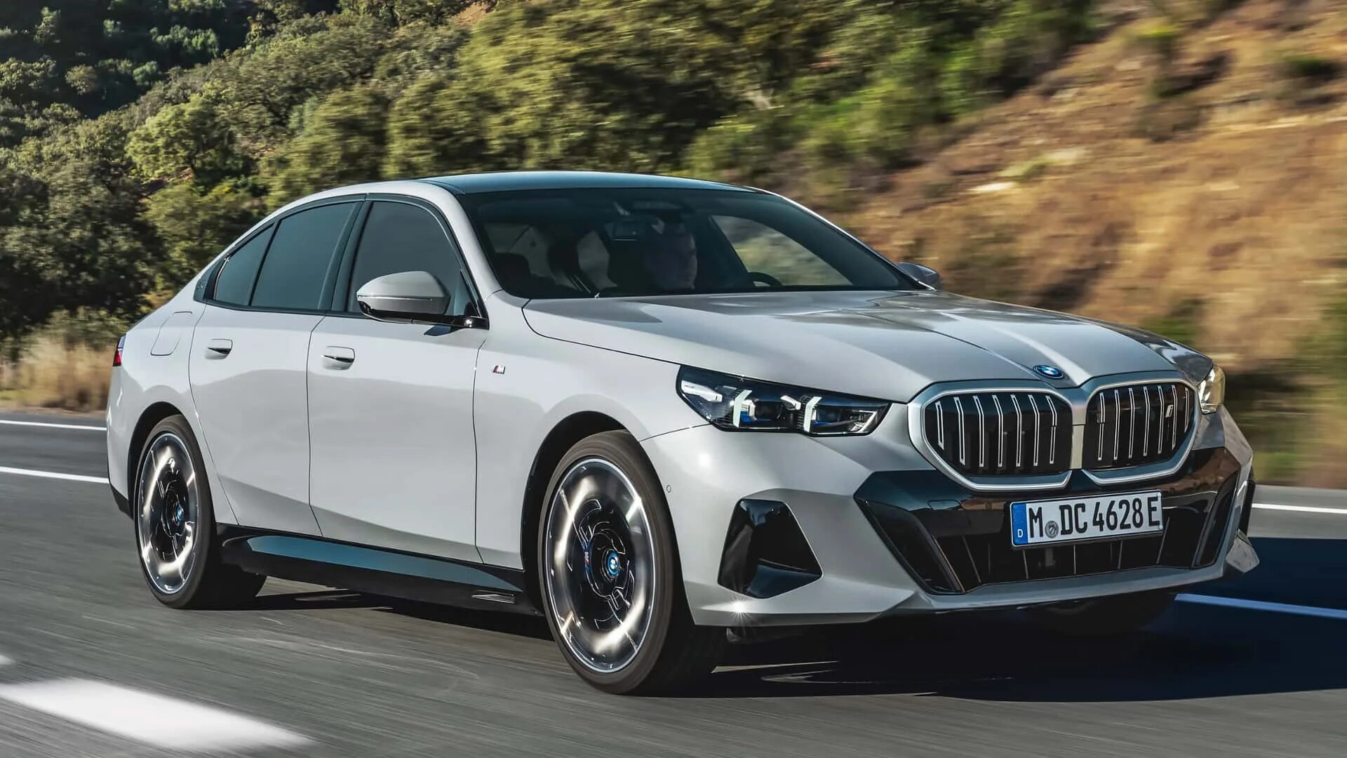 Представлена новая "пятерка" BMW: она стала более "итальянской"