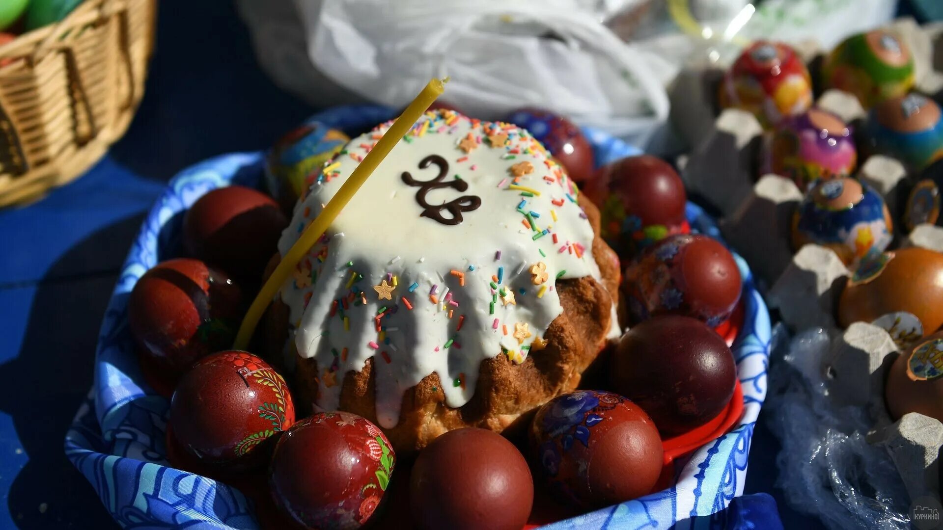 кулич и яйца на пасху. празднуем пасху. пасха в этом году. пасха православная христос воскресе. пасха в 24 м.