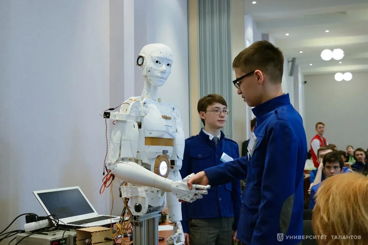 Робот учитель. Школьный робот. школа будущего с роботами. робот учитель будущего. роботы в образовании.