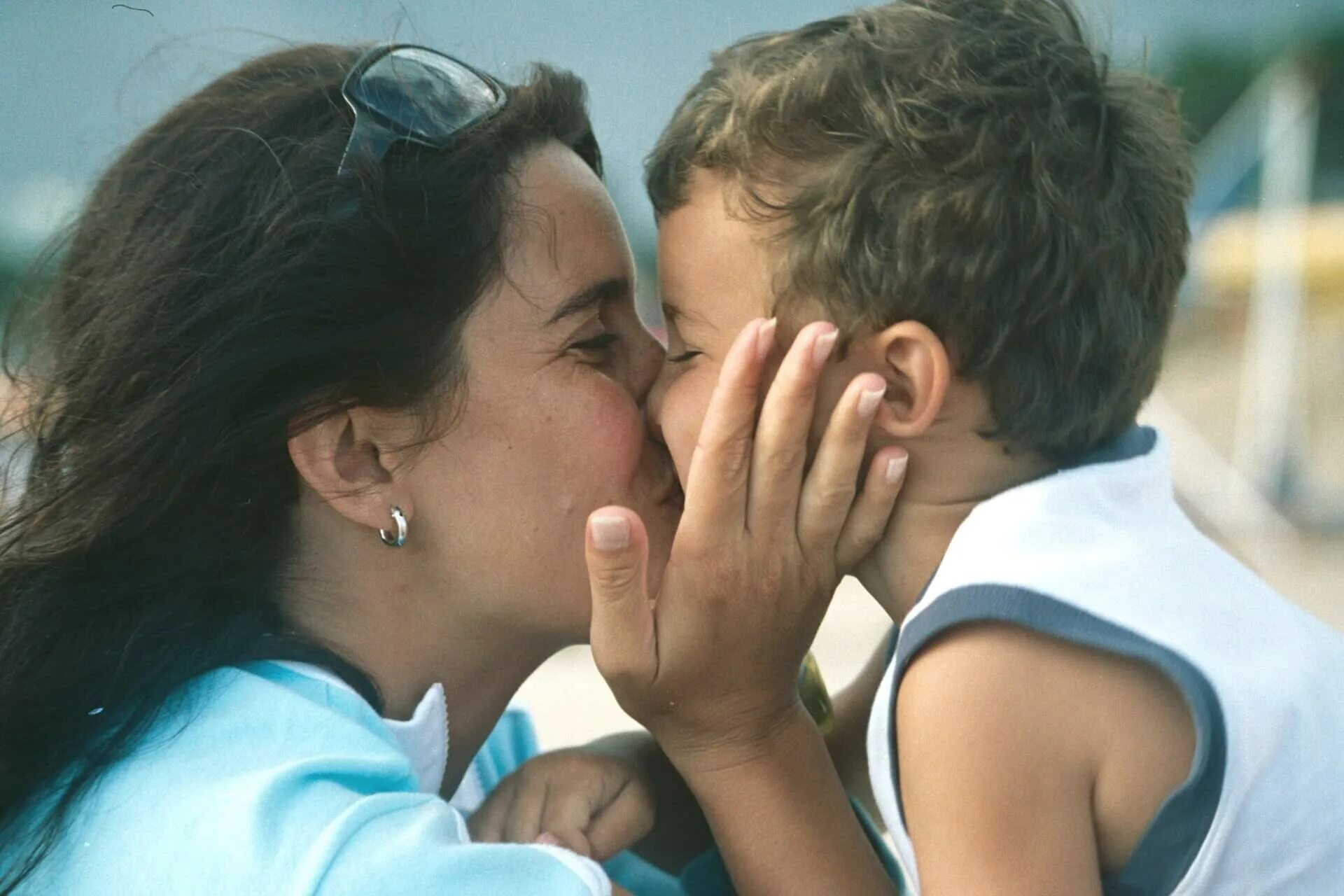 детский поцелуй в губы. поцелуй. как поцеловать маму. мама и малыш картинки. поцелуй матери.